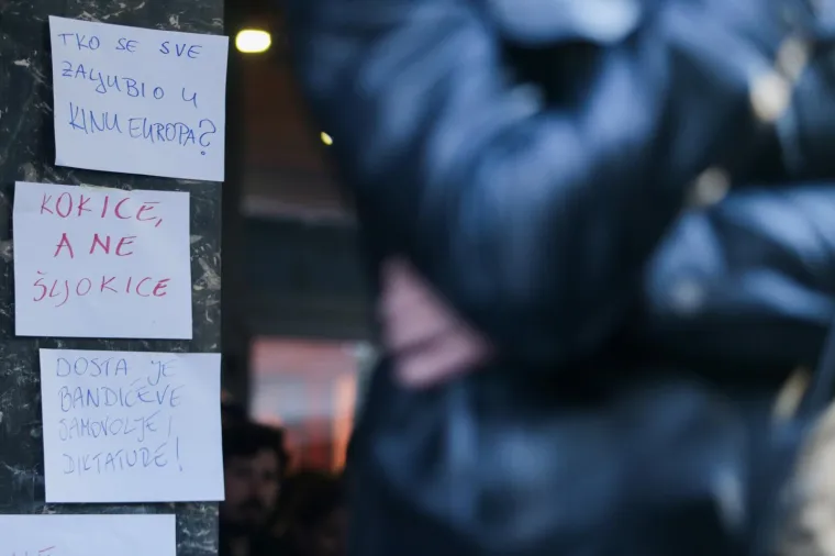 'Neće&scaron;, razbojniče!' Pogledajte poruke koje građani jo&scaron; uvijek ostavljaju kod kina Europa