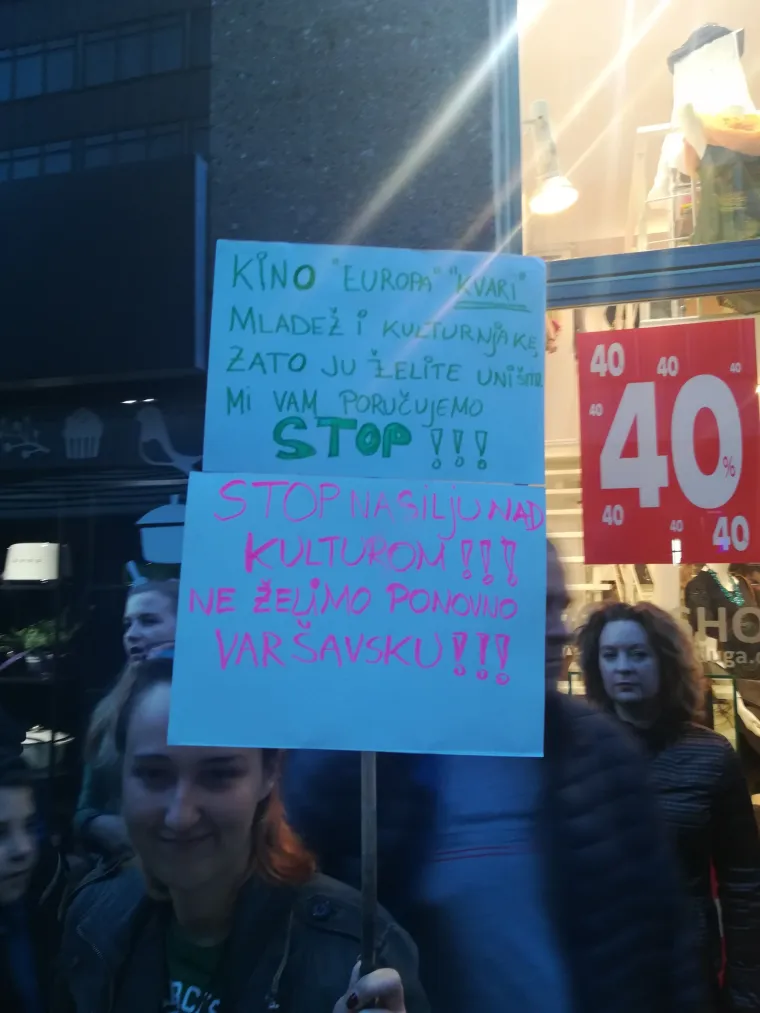 'Neće&scaron;, razbojniče!' Pogledajte poruke koje građani jo&scaron; uvijek ostavljaju kod kina Europa