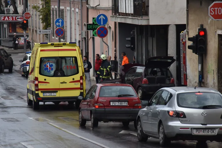 U stravičnom sudaru dva automobila ozlijeđene tri osobe