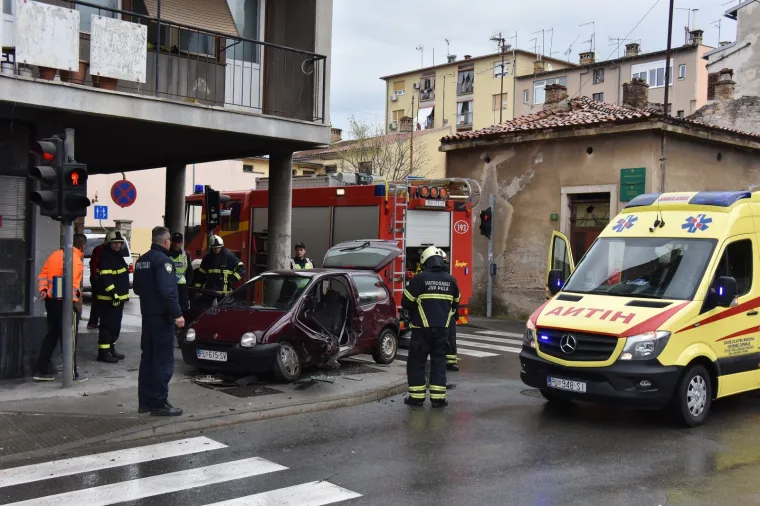 U stravičnom sudaru dva automobila ozlijeđene tri osobe