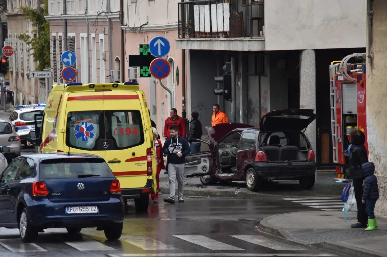 U stravičnom sudaru dva automobila ozlijeđene tri osobe