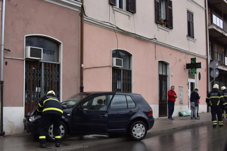 U stravičnom sudaru dva automobila ozlijeđene tri osobe