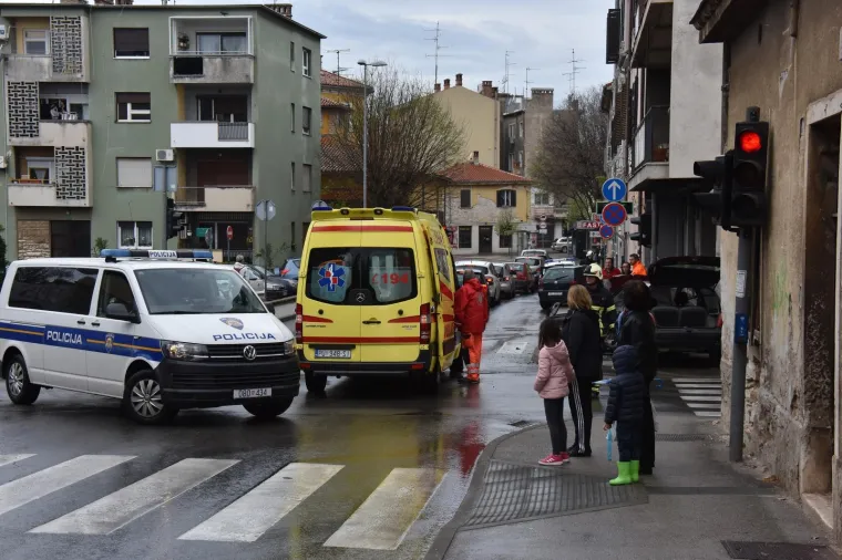 U stravičnom sudaru dva automobila ozlijeđene tri osobe