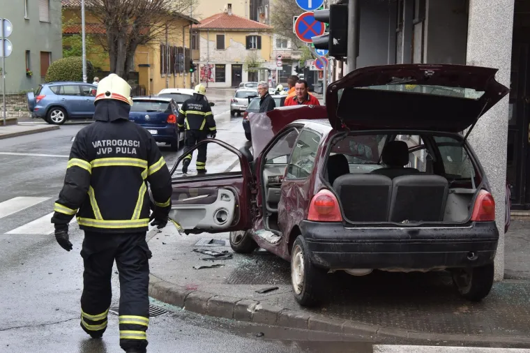 U stravičnom sudaru dva automobila ozlijeđene tri osobe