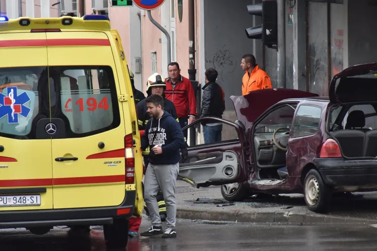 U stravičnom sudaru dva automobila ozlijeđene tri osobe