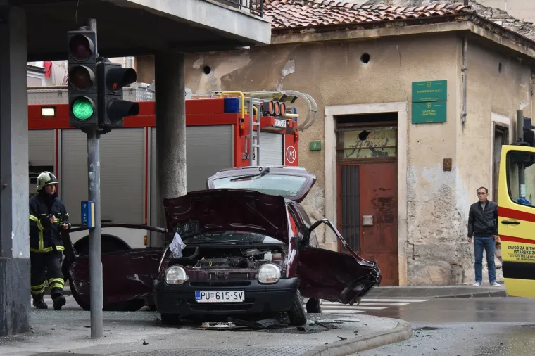 U stravičnom sudaru dva automobila ozlijeđene tri osobe
