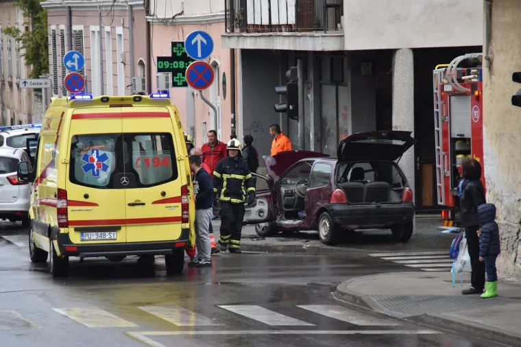 U stravičnom sudaru dva automobila ozlijeđene tri osobe