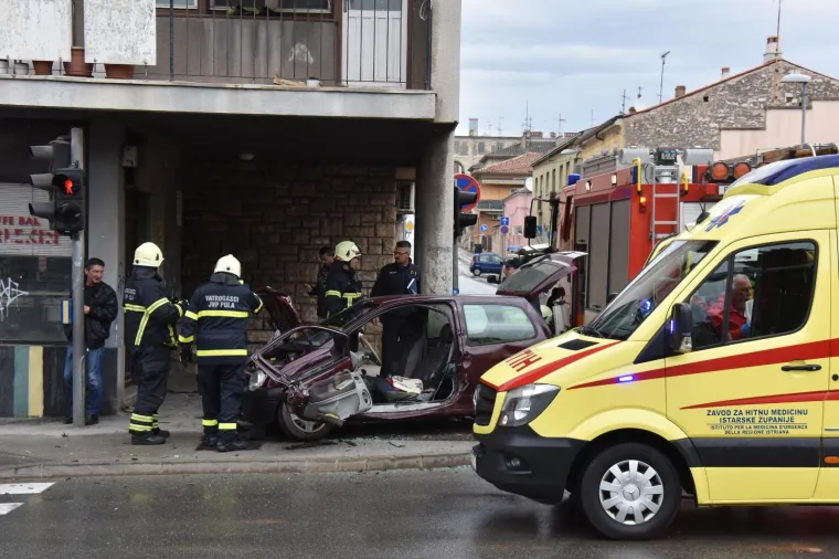 U stravičnom sudaru dva automobila ozlijeđene tri osobe