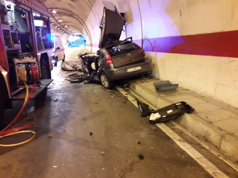 FOTO Sudar je bio žestok: Zatvoren tunel Sveti Ilija, dva vozača te&scaron;ko ozlijeđena