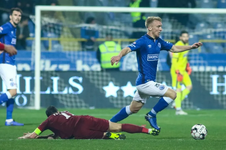 Nogometaši Sarajeva sinoć su u gradskom derbiju pobijedili na Grbavici Željezničar sa 3-0 u susretu 25. kola Premijer lige BiH. Bio je to ukupno 118. vječni derbi između Željezničara i Sarajeva.