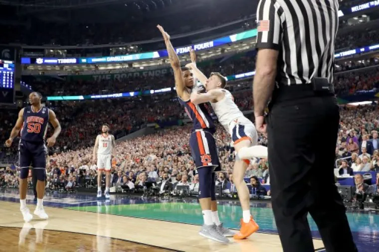 NCAA NUDI POSEBNU DRAŽ: Ovako to izgleda kad te obuzme košarkaško ludilo