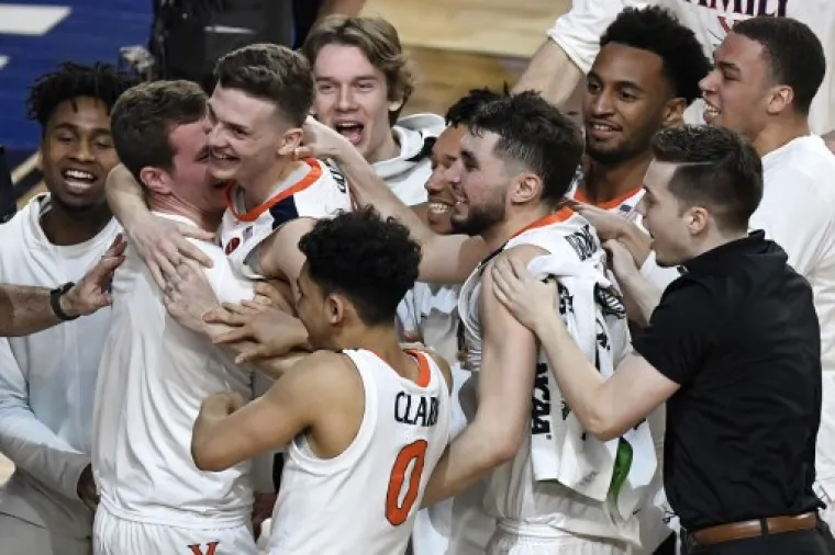 NCAA NUDI POSEBNU DRAŽ: Ovako to izgleda kad te obuzme košarkaško ludilo