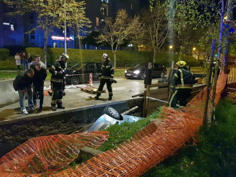 AUTOMOBIL UPAO U RUPETINU U ZAGREBU: Uslijedilo je dramatično spašavanje vozača