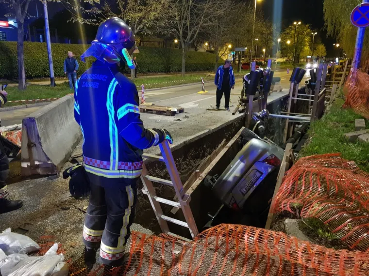 AUTOMOBIL UPAO U RUPETINU U ZAGREBU: Uslijedilo je dramatično spašavanje vozača