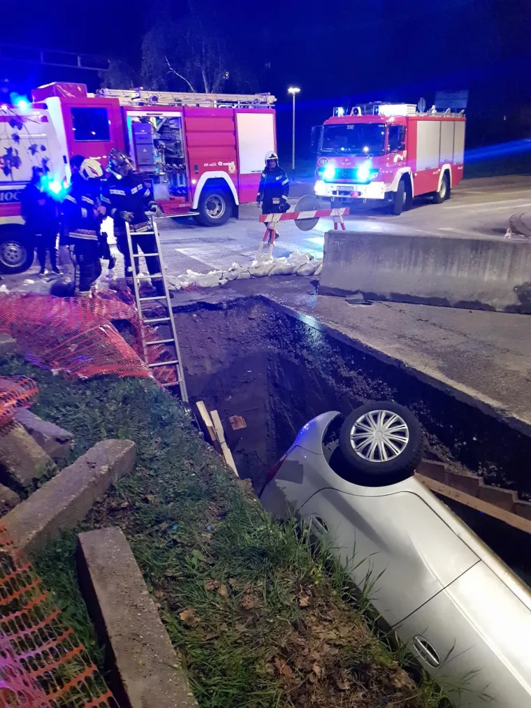 AUTOMOBIL UPAO U RUPETINU U ZAGREBU: Uslijedilo je dramatično spašavanje vozača
