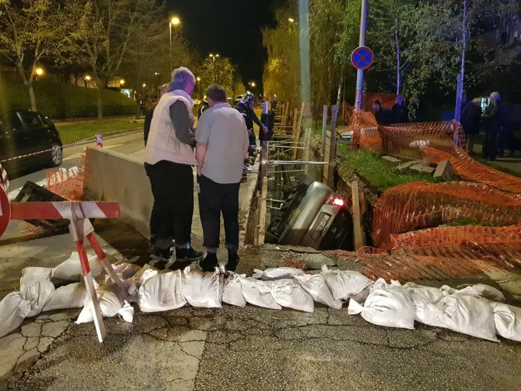 AUTOMOBIL UPAO U RUPETINU U ZAGREBU: Uslijedilo je dramatično spašavanje vozača