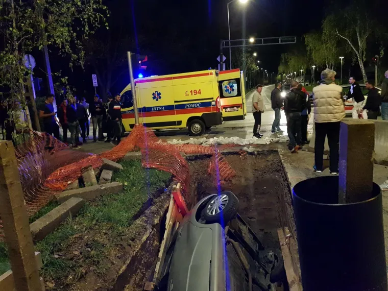Sinoć se u zagrebačkoj Dubravi dogodila nesvakida&scaron;nja prometna nesreća. U Grižanskoj ulici osobni automobil upao je u rupu iskopanu zbog radova. Vozača su iz rupe izvukli vatrogasci, a potom ga je odvezla Hitna pomoć. Policija je obavila očevid, ali jo&scaron; nisu poznate okolnosti pod kojima je vozilo upalo u usku rupu.