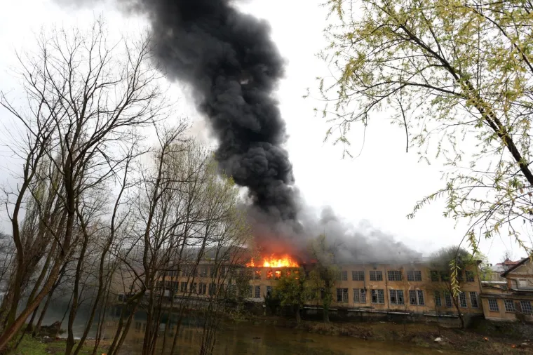 POŽAR U DUGOJ RESI: Gori pogon nekada&scaron;nje tvornice Pamučna industrija