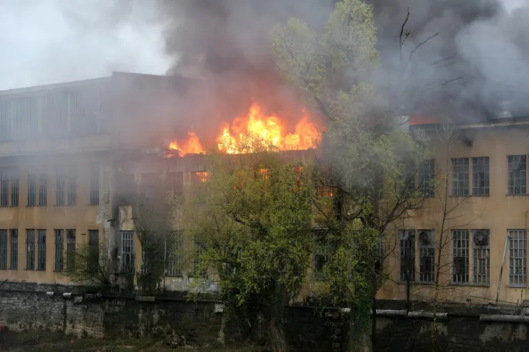 POŽAR U DUGOJ RESI: Gori pogon nekada&scaron;nje tvornice Pamučna industrija