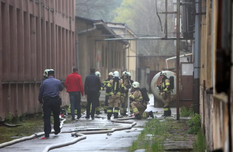 POŽAR U DUGOJ RESI: Gori pogon nekada&scaron;nje tvornice Pamučna industrija