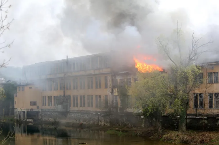 POŽAR U DUGOJ RESI: Gori pogon nekada&scaron;nje tvornice Pamučna industrija