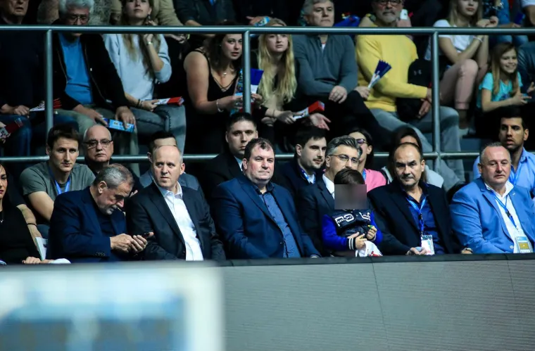 7. travnja 2019.


Plenković je bio sa sinom na utakmici finala Europa kupa igranog na zagrebačkoj Mladosti koju je Hrvatska izgubila od Mađarske. Sjedili su u prvom redu s proslavljenim hrvatskim vaterpolistom i izvr&scaron;nim direktorom Hrvatskog vaterpolskog saveza Pericom Bukićem, suprugom predsjednice Jakovom Kitarovićem, predsjednikom saborskog kluba HDZ-a Brankom Bačićem i zagrebačkim gradonačelnikom Milanom Bandićem