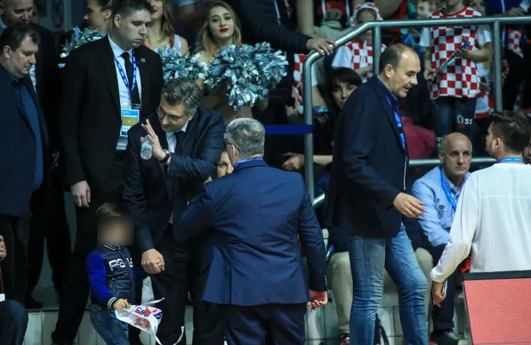 Plenković sina odveo na utakmicu, gledali je s Jakovom Kitarovićem, a jedan detalj je premijeru posebno odvukao pozornost!