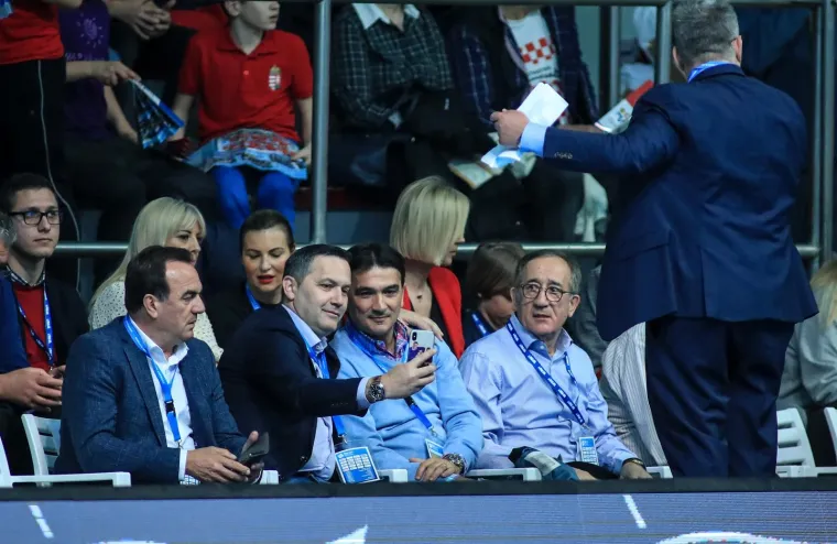 Plenković sina odveo na utakmicu, gledali je s Jakovom Kitarovićem, a jedan detalj je premijeru posebno odvukao pozornost!