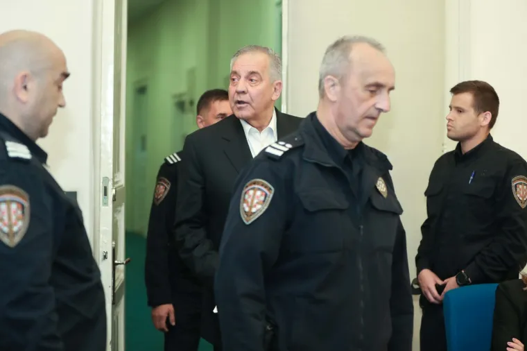 Policajci vode zabrinutog Sanadera! Prve fotografije biv&scaron;eg premijera nakon &scaron;to je Kozarčevu zamijenio Remetincem