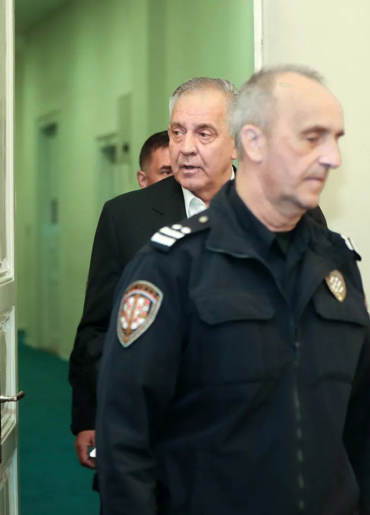 Policajci vode zabrinutog Sanadera! Prve fotografije biv&scaron;eg premijera nakon &scaron;to je Kozarčevu zamijenio Remetincem