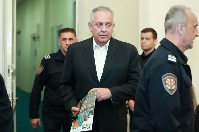 Policajci vode zabrinutog Sanadera! Prve fotografije biv&scaron;eg premijera nakon &scaron;to je Kozarčevu zamijenio Remetincem