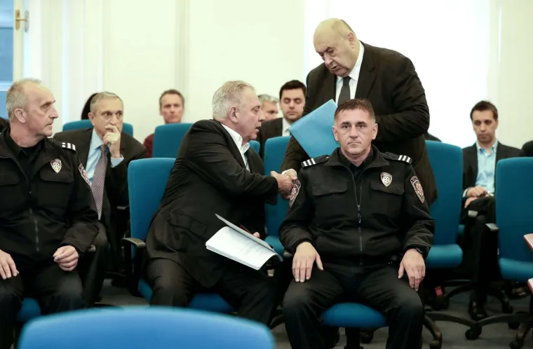 Policajci vode zabrinutog Sanadera! Prve fotografije biv&scaron;eg premijera nakon &scaron;to je Kozarčevu zamijenio Remetincem