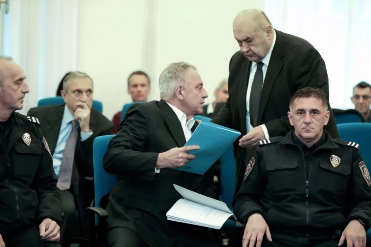 Policajci vode zabrinutog Sanadera! Prve fotografije biv&scaron;eg premijera nakon &scaron;to je Kozarčevu zamijenio Remetincem