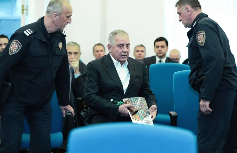 Policajci vode zabrinutog Sanadera! Prve fotografije biv&scaron;eg premijera nakon &scaron;to je Kozarčevu zamijenio Remetincem