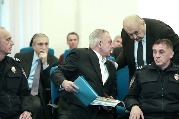 Policajci vode zabrinutog Sanadera! Prve fotografije biv&scaron;eg premijera nakon &scaron;to je Kozarčevu zamijenio Remetincem