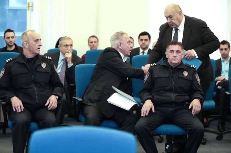 Policajci vode zabrinutog Sanadera! Prve fotografije biv&scaron;eg premijera nakon &scaron;to je Kozarčevu zamijenio Remetincem