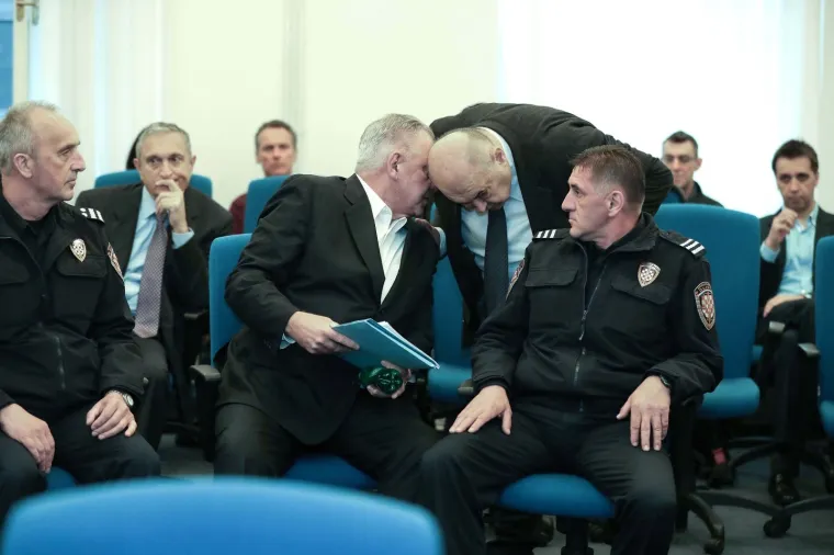 Policajci vode zabrinutog Sanadera! Prve fotografije biv&scaron;eg premijera nakon &scaron;to je Kozarčevu zamijenio Remetincem