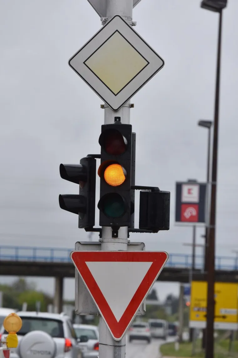 Samo u Hrvatskoj! Razumije li itko tko ima prednost u ovom raskrižju?