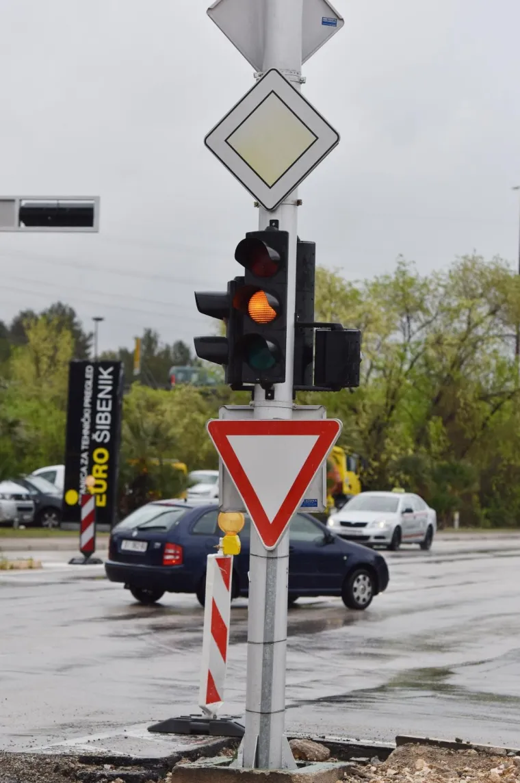 Samo u Hrvatskoj! Razumije li itko tko ima prednost u ovom raskrižju?
