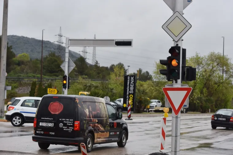 Samo u Hrvatskoj! Razumije li itko tko ima prednost u ovom raskrižju?