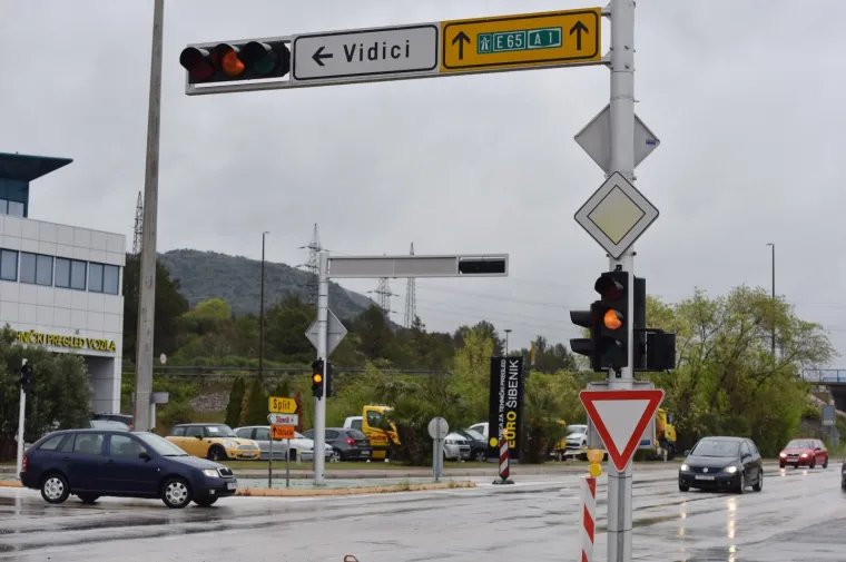 Samo u Hrvatskoj! Razumije li itko tko ima prednost u ovom raskrižju?