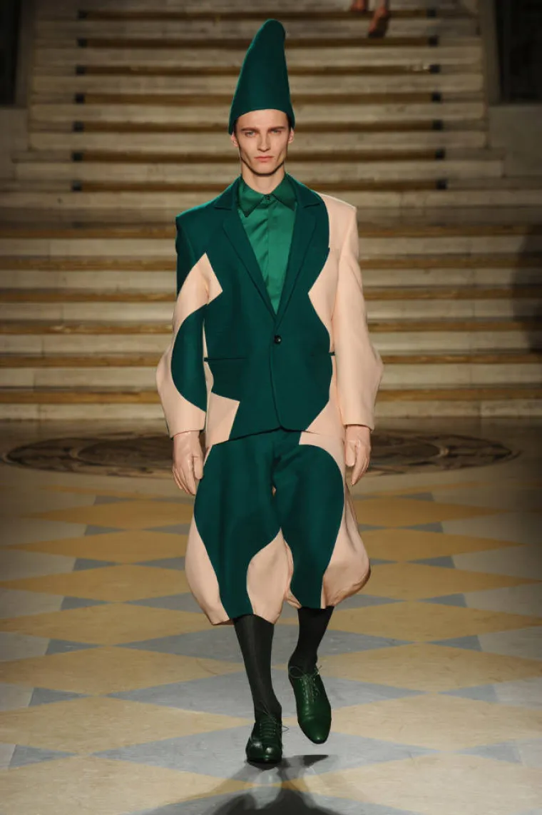 EVO KAKO DIZAJNERI MISLE DA BI MU&Scaron;KARAC TREBAO IZGLEDATI: Oni sretniji dobili su haljine...