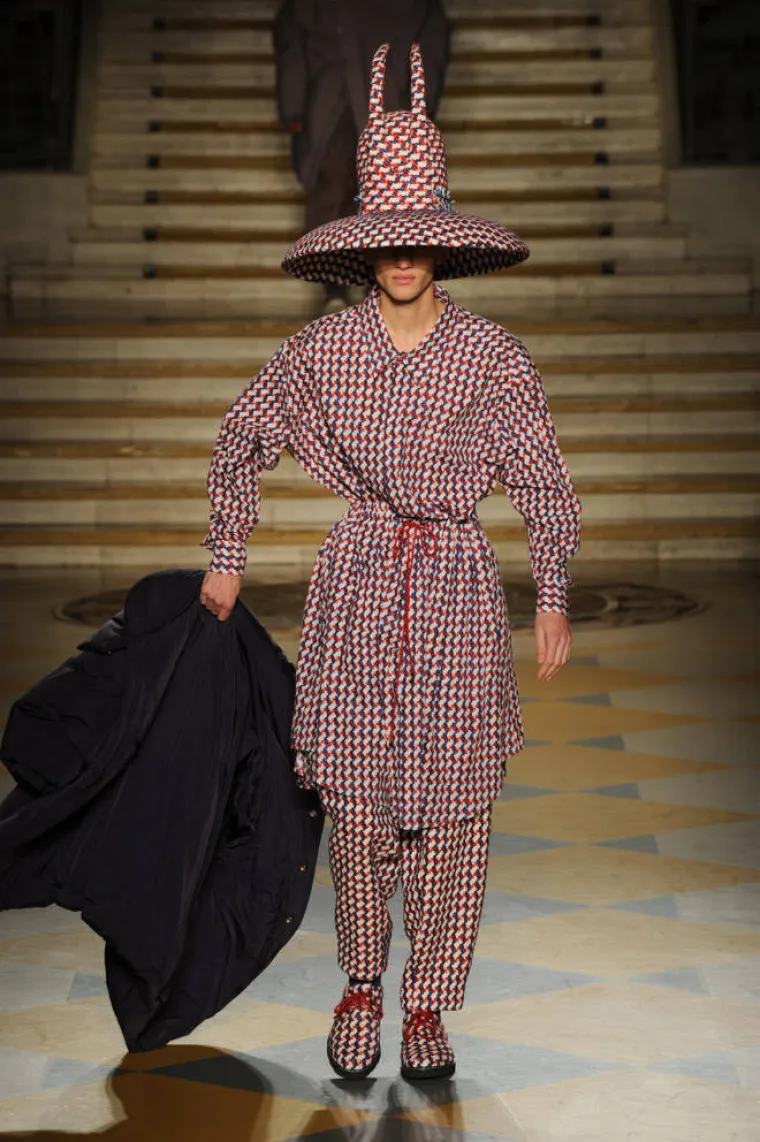 EVO KAKO DIZAJNERI MISLE DA BI MU&Scaron;KARAC TREBAO IZGLEDATI: Oni sretniji dobili su haljine...