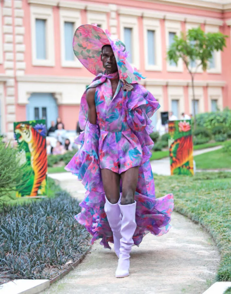 EVO KAKO DIZAJNERI MISLE DA BI MU&Scaron;KARAC TREBAO IZGLEDATI: Oni sretniji dobili su haljine...