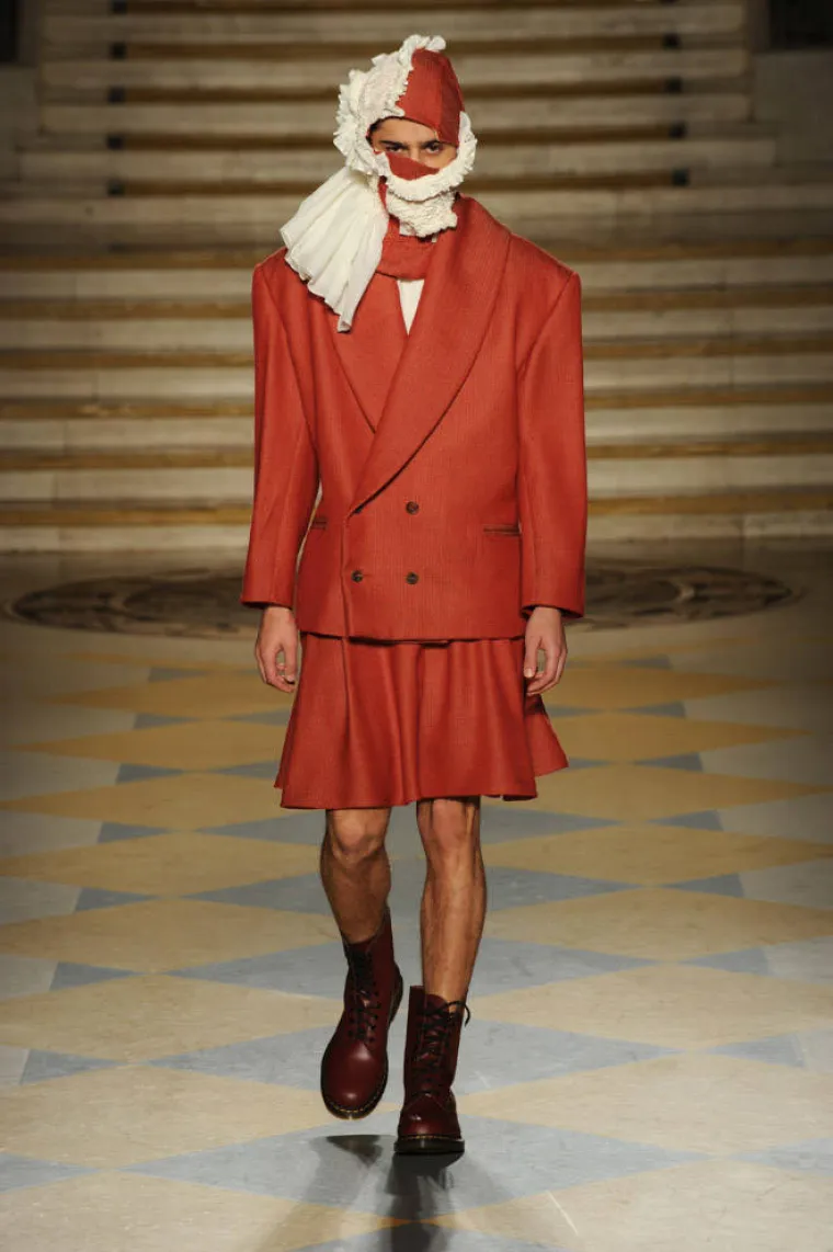 EVO KAKO DIZAJNERI MISLE DA BI MU&Scaron;KARAC TREBAO IZGLEDATI: Oni sretniji dobili su haljine...