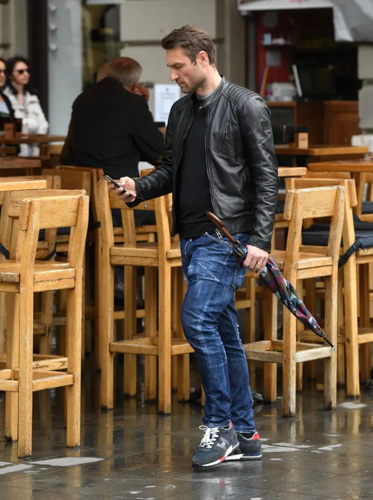 Brat ga počastio slobodnim danom? Robert Kovač u šetnji Zagrebom