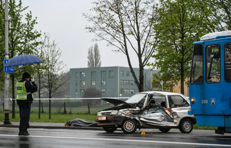 Crno jutro u Zagrebu: Vozač poginuo u sudaru s 'jedinicom', tramvaji ne voze
