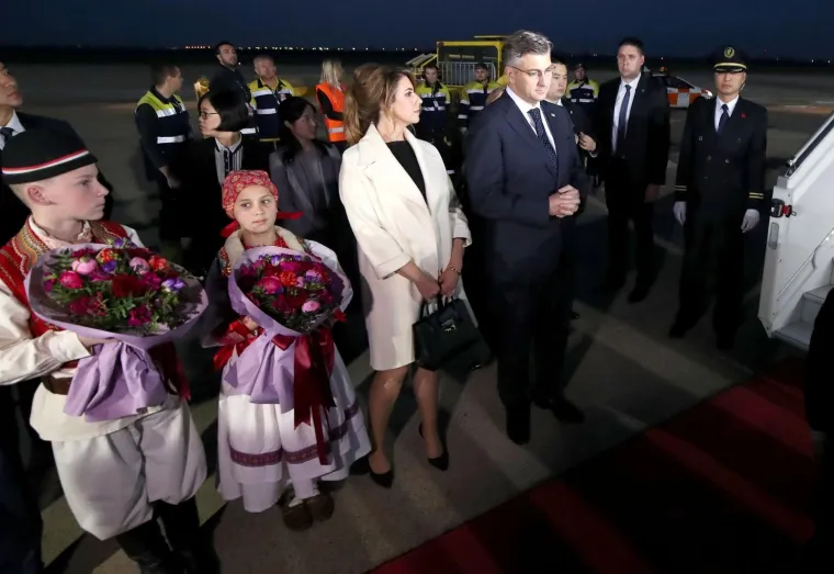 Samozatajna supruga premijera Plenkovića napokon u javnosti: U zračnoj luci sve su oči bile uprte u nju