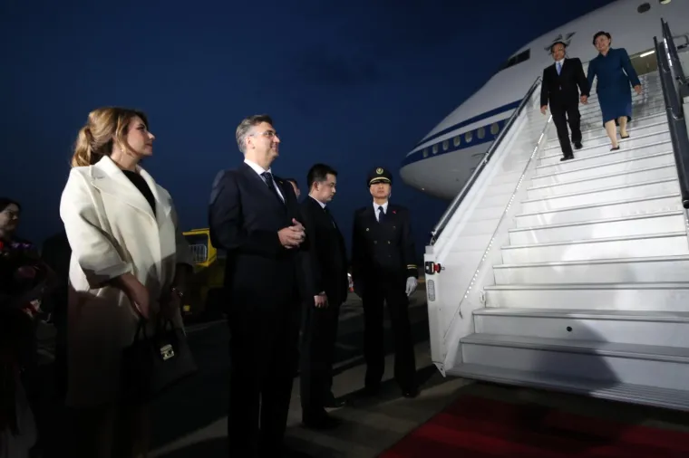 Samozatajna supruga premijera Plenkovića napokon u javnosti: U zračnoj luci sve su oči bile uprte u nju