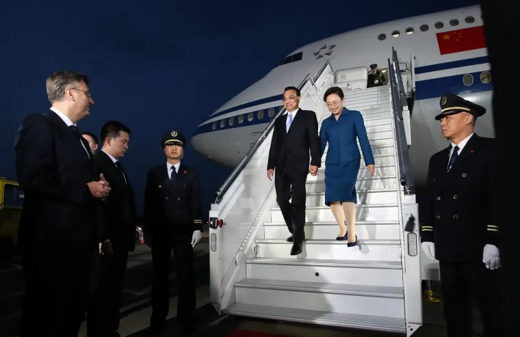 Samozatajna supruga premijera Plenkovića napokon u javnosti: U zračnoj luci sve su oči bile uprte u nju